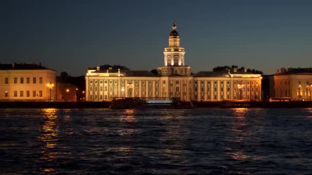 Kunstkammer en el Neva en San Petersburgo por la noche — Vídeos de Stock