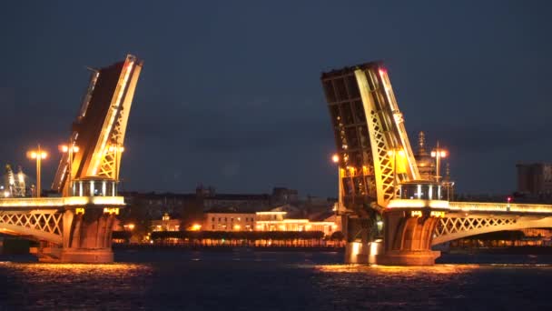 Most zwodzony w nocy. Saint-Petersburg, — Wideo stockowe