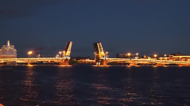 Timelaps. Statek płynie przez most zwodzony w nocy. Saint-Petersburg — Wideo stockowe