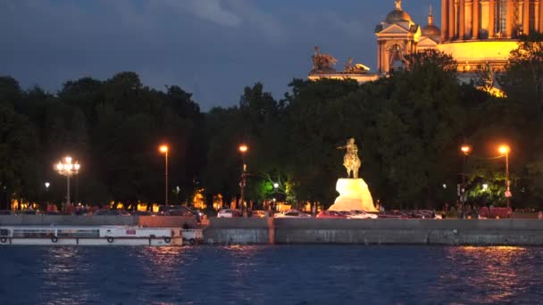 Večerní osvětlení na Admiralteiskaya nábřeží v Petrohradu — Stock video