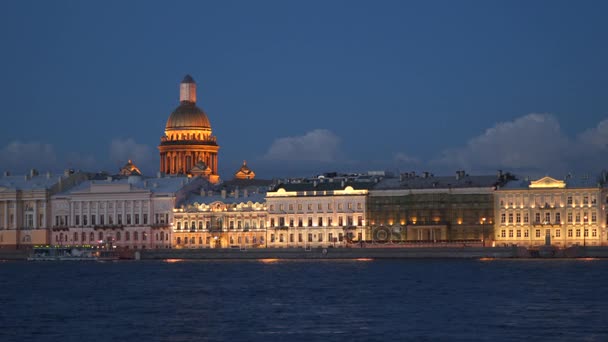 El terraplén de Neva por la noche. San Petersburgo — Vídeo de stock