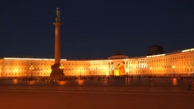 Geceleri Saray Meydanı'nda turistler. Saint-Petersburg
