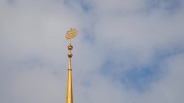 Bir kulenin ana Admiralty binasında yaldızlı bir gemi ile. Saint-Petersburg
