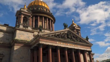 St. Isaac's Katedrali ile bulutlar gökyüzü karşı. Saint-Petersburg