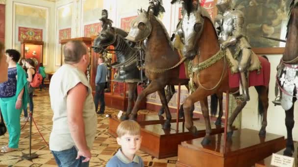 Turistas visitando la sala del caballero en el Hermitage — Vídeo de stock