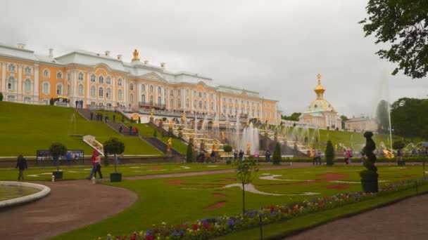 Blick auf die große Kaskade und das große Schloss am Peterhof — Stockvideo