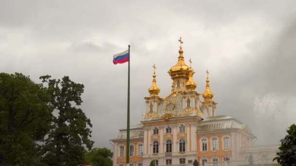 Kyrkan kår av den stora palatset Peterhof — Stockvideo