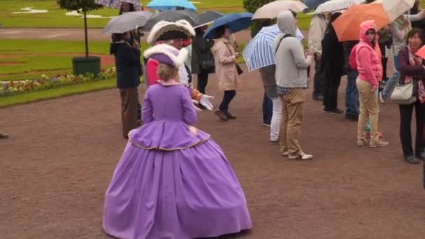 Artistas nos trajes de Catarina II e Pedro I são fotografados com turistas — Vídeo de Stock