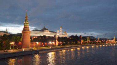 Setin gece Moskova'da Kremlin duvarları yakınında