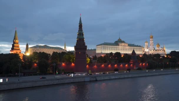 Böschung in der Nähe des Kreml in Moskau bei Nacht — Stockvideo