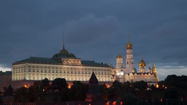 Grand Kremlin Palace και τον καθεδρικό ναό του Ευαγγελισμού της Θεοτόκου στη Μόσχα το βράδυ — Αρχείο Βίντεο