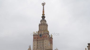 Kule ve spire Msu binasında