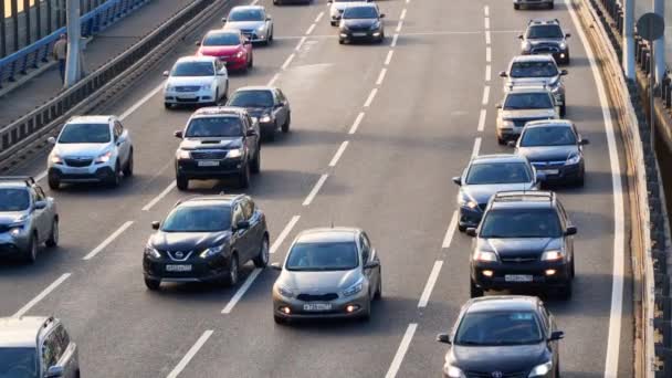 Köprüde otomobillerin trafik — Stok video