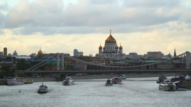 Barcos de recreo navegando a través del río Moscú — Vídeo de stock