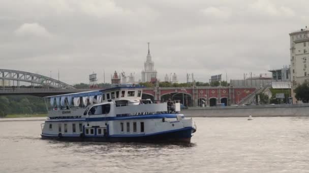 Човен насолоди плавання через річку Москву — стокове відео