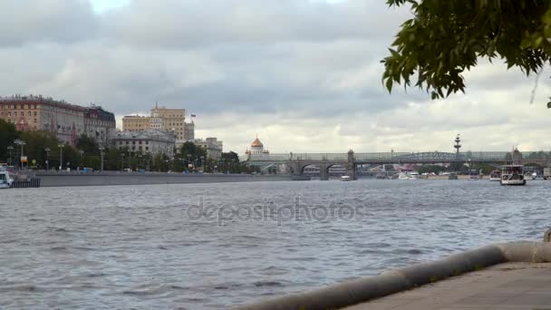 Vista dal terrapieno al fiume Mosca — Video Stock