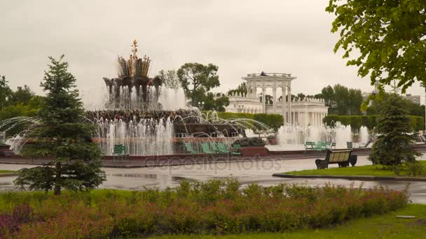 在 Vdnkh 在莫斯科的喷泉 — 图库视频影像
