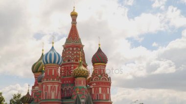 Saint Basil Katedrali bulutlu gökyüzü arka plan üzerinde