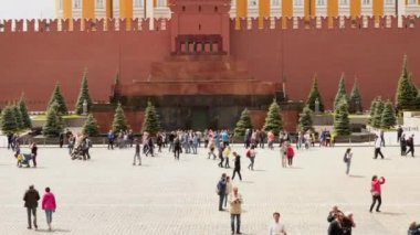 Moskova Kızıl Meydan turistlere