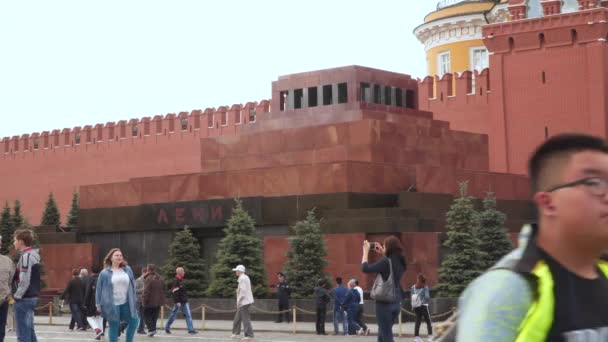 Touristen in der Nähe des Mausoleums auf dem Roten Platz in Moskau — Stockvideo
