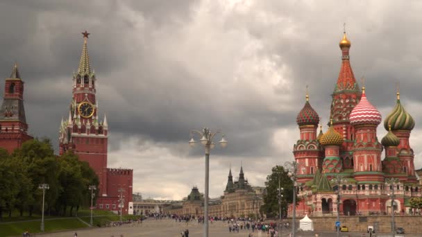 Turistas cerca de St. Catedral de Basilio y Torre Spassky. Plaza Roja. Moscú — Vídeos de Stock