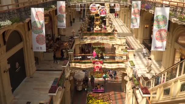 Interior de los grandes almacenes GUM en la Plaza Roja — Vídeo de stock