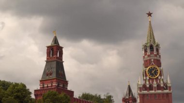 Kremlin Spassky kule bulutlu gökyüzü karşı bir saatli