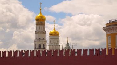 Kremlin duvarının arkasındaki büyük çan kulesi Ivan.