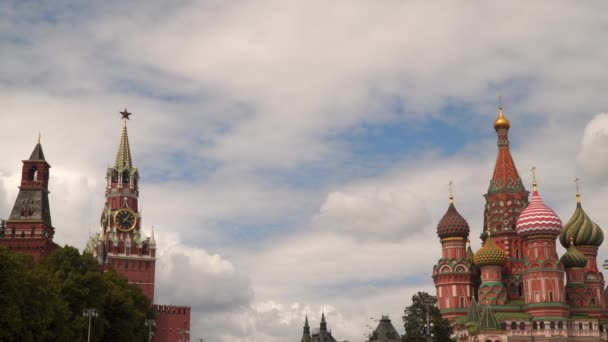聖バジルの大聖堂とスパスキーの塔。赤の広場 — ストック動画