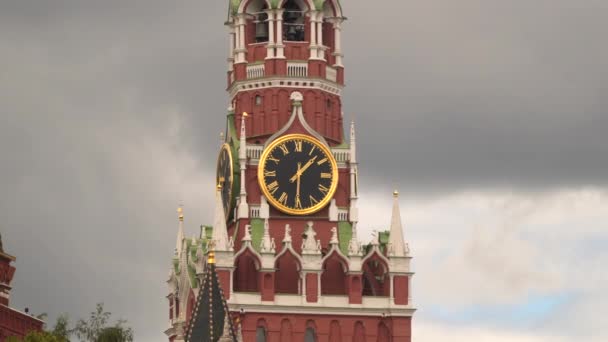 O Kremlin toca na torre Spassky. Praça Vermelha — Vídeo de Stock