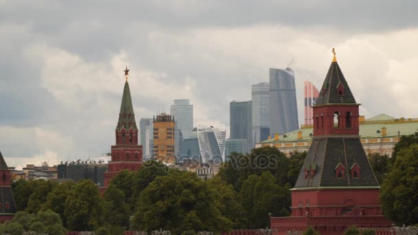 Moscú, torres del Kremlin y edificios modernos — Vídeo de stock