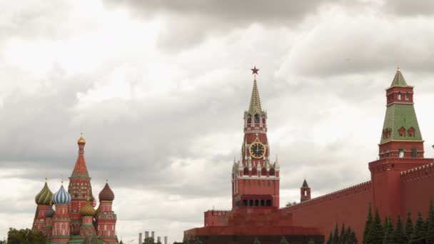 The Kremlin wall is a mausoleum and the temple of the Basil of the Blessed — Stock Video