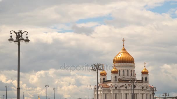 Catedral de Cristo Salvador sobre um fundo de nuvens — Vídeo de Stock