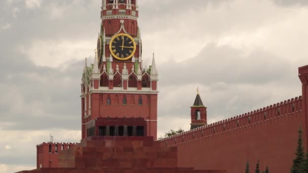 Klocka på Spasskij tornet i Kreml. Röda torget — Stockvideo
