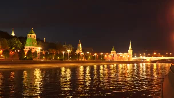 Reflexión en Moscú Río de luces que ilumina el Kremlin — Vídeo de stock