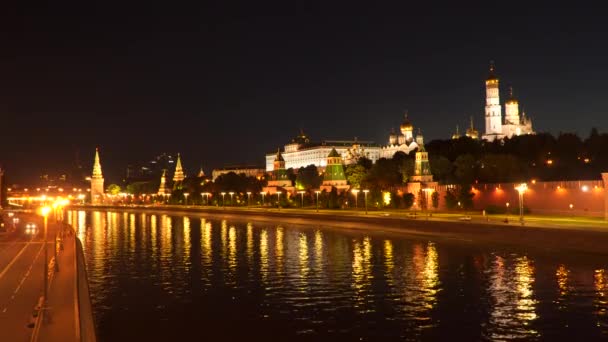 Nacht Moskau: Straßenverkehr in der Nähe von Kreml — Stockvideo