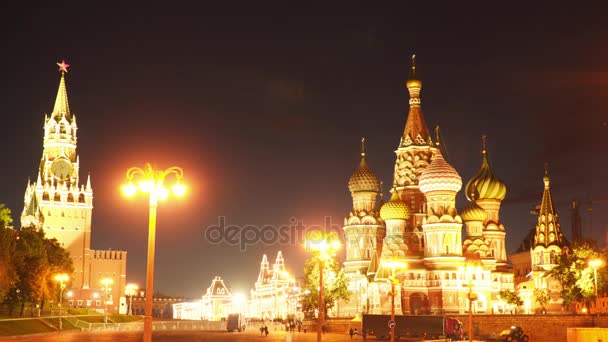 Le Kremlin de Moscou et le Temple Basilique du Bienheureux la nuit — Video