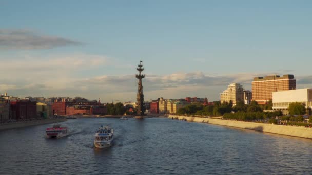 Przyjemność łódź żagiel całej rzeki Moskwy w godzinach wieczornych — Wideo stockowe