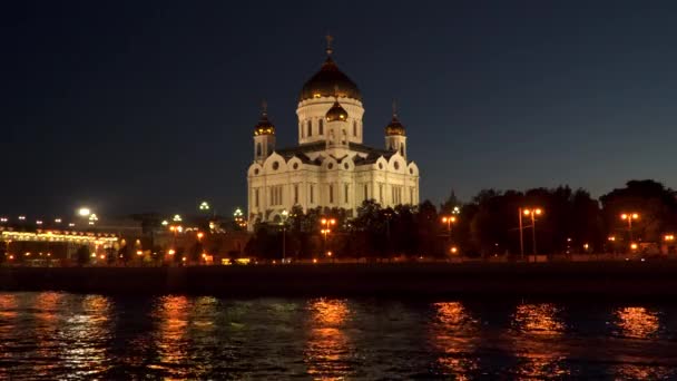 Arrastramiento del río Moscú cerca de la Catedral de Cristo Salvador — Vídeo de stock