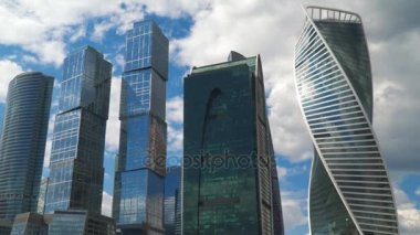 Gökdelenler bulutlar arka planı