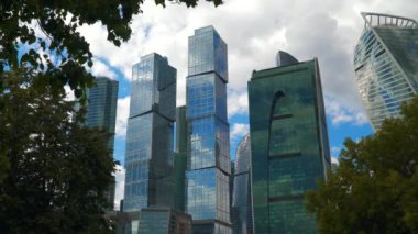 Gökdelenler ağaçların arkasından görünümünü