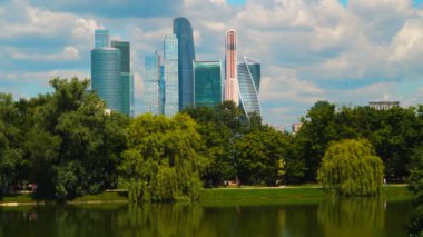 Park su birikintisi arka planında gökdelenler ile.