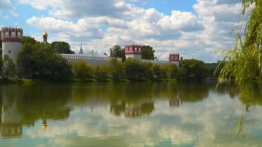 Bulutlu gökyüzü karşı Novodevichy Manastırı