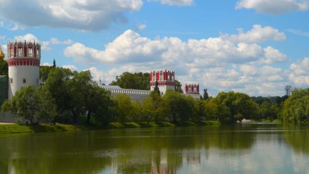 Mosteiro de Novodevichy na margem da lagoa — Vídeo de Stock