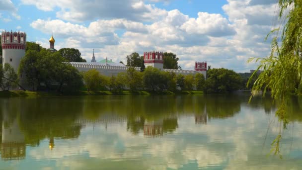 Новодевичий монастырь против неба с облаками — стоковое видео