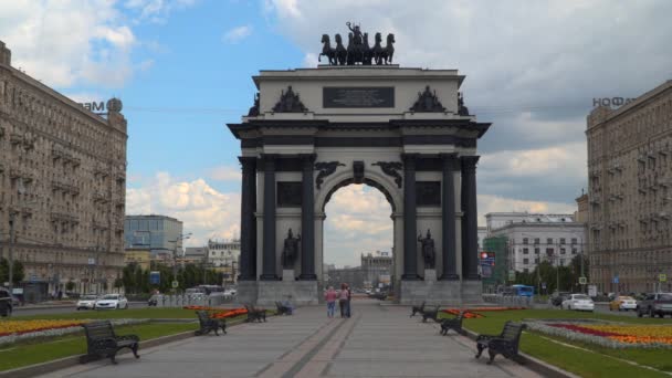 Vue de face de l'arche de triomphe à Moscou — Video