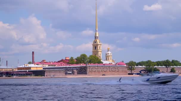 En motorbåt seglar längs floden Neva — Stockvideo