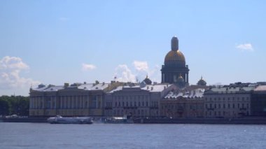 St. Petersburg 'daki Neva Nehri' nin seti.