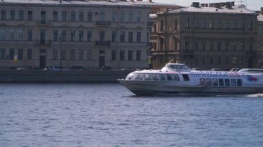 Neva Nehri su alanı üzerinde yelken meteor deniz otobüsü tekne