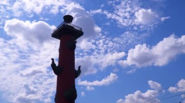 Bir bulutlu bir gökyüzü karşı rostral sütun silüeti. Saint-Petersburg